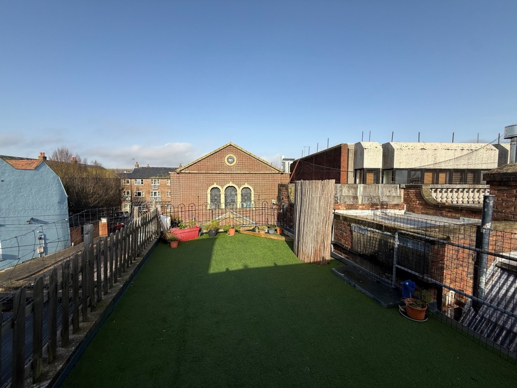 Lot: 102 - THREE STOREY TOWN CENTRE BUILDING - Roof garden with view to the rear